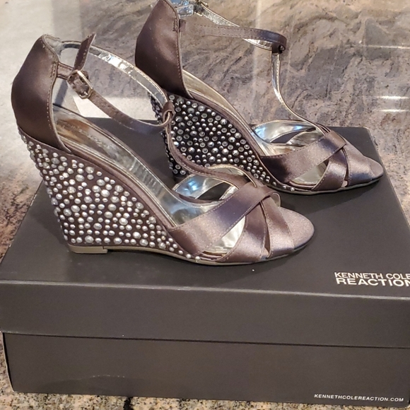 Kenneth Cole Reaction T Strap wedge Sandals - Picture 2 of 7